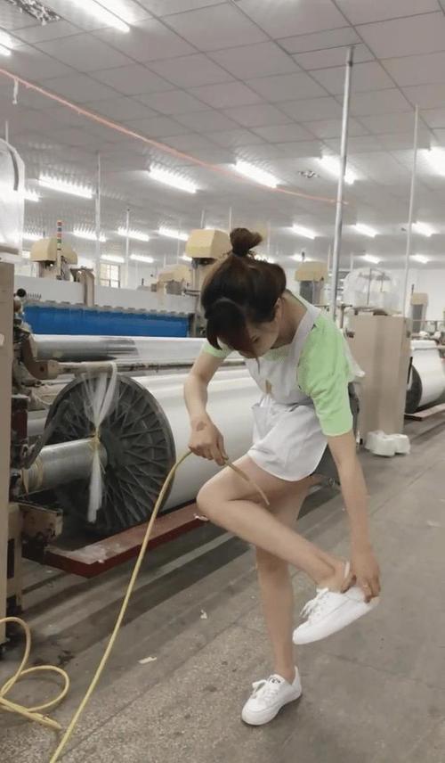 摄影:工厂穿着t恤干活的美女,显得减龄又性感